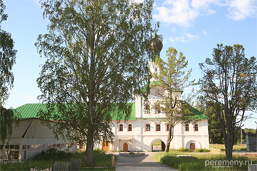 Сийский монастырь. Надвратный храм Сергия Радонежского