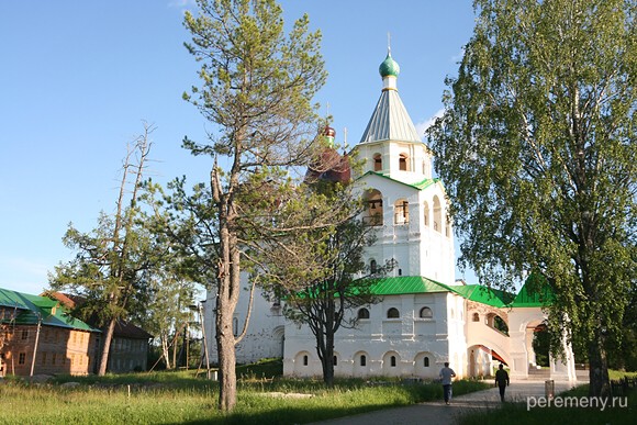 Сийский монастырь. Храм-колокольня Трех святителей Московских.