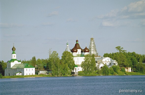 Сийский монастырь со стороны Большого Михайловского озера