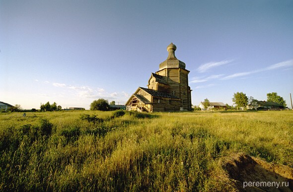 Деревянная церковь около города Емецка
