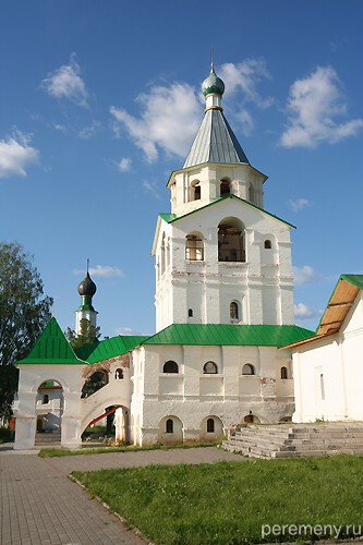 Сийский монастырь, Трехсвятительская колокольня