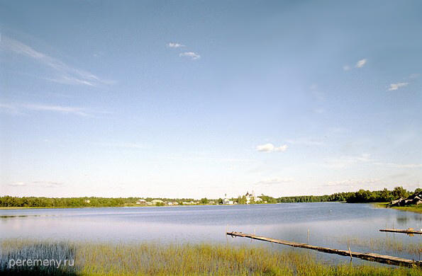 Большое Михайловское озеро. На противоположном берегу виднеется Антониев Сийский монастырь