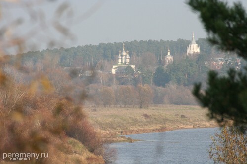Солотчинский монастырь с юга, с берега то ли уже Солотчи, то ли еще старицы. В том месте. где я стоял какой-то санаторий, кажется, памяти Ленина