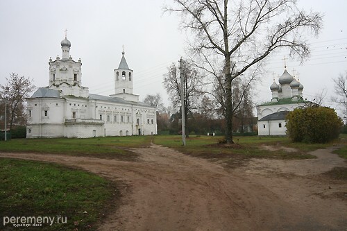 Солотчинский монастырь. Слева Духовская церковь, справа Рождества Богородицы