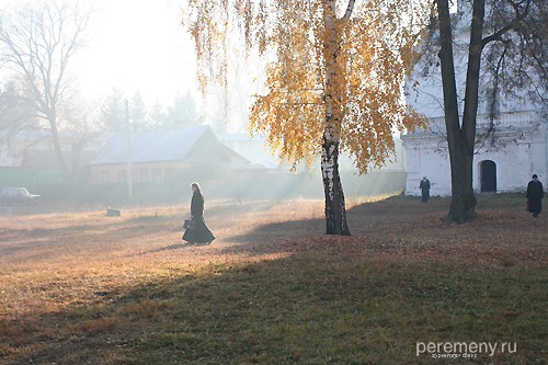 Раннее утро в Солотчинском монастыре. Священник спешит по делам, справа виднеется церковь Рождества Богородицы