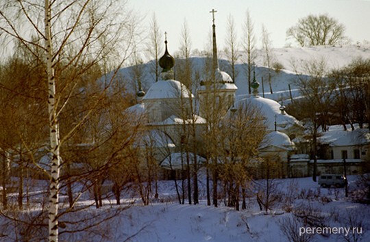 Пятницкая церковь из-за Волги, из Успенского монастыря