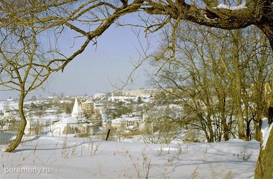 Вид на Успенский монастырь с Нового городища. Прекрасно виден белый шатер Введенской церкви, построенной Иваном Грозным в 1570 году