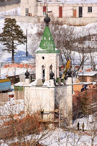 Успенский монастырь, вход в него, рабочие строят монастырскую стену