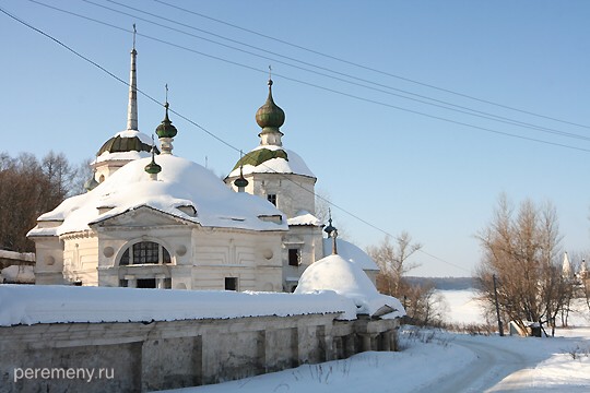 Пятницкая церковь. Ее ограда тоже постороена Чернятевым. В правой части снимка за Волгой виден Успенский монастырь