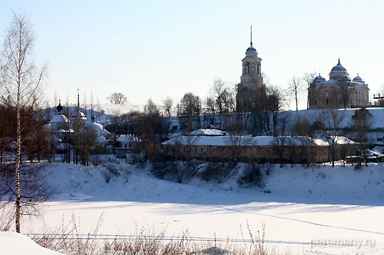 На горе за Волгой стоят Борисоглебский собор и колокольня. А внизу под горой слева - Пятницкая церковь. Фото сделано из Успенского монастыря