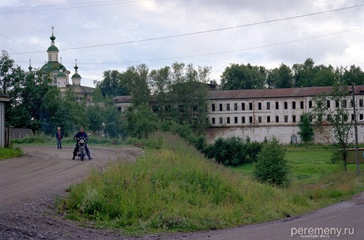 Вид на Спасо-Суморин монастырь под Тотьмой. Монастырь не действующий