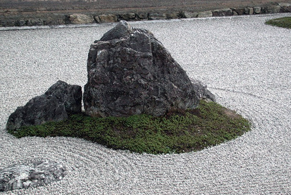 Один из камней самого знаменитого японского сада. Это сухой сад в Киото. Волны на гравии – это волнение и струение ци. В японском языке слово "ци" звучит как "ки"
