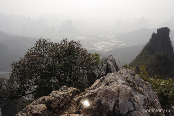 Китай. Известняковый холм Yueliang Shan (Холм Луны, или Лунная Гора), находится недалеко от городка Янгшоу и в часе езды от города Гуйлинь. Блик на камне от воды в его выемке. Там в долине еще есть река, она называется Jinbao, эта река - зеленого цвета. В Китае ци, конечно, проявляется специфически по-китайски. Фото Глеба Давыдова
