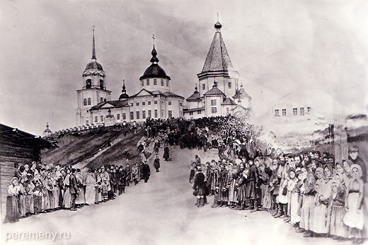 Путешественник по местам силы не должен удивляться никаким совпадениям. Моя соседка бабушка Шура (Александра Васильевна Пушкина), увидав фотографии, которые я привез из Бестужева, вдруг заволновалась и сказала, что она там родилась. А потом принесла мне вот эту фотографию. Баба Шура толком не знает, когда сделан снимок - до революции или вскоре после нее? Сама-то она уехала из этих мест в 1939 году. Спасибо бабе Шуре, теперь можно видеть, как все это выглядело когда-то. Поразительно, но сарай, около которого пристала льдина с гробом Прокопия, как стоял (на фото - слева), так и стоит сейчас