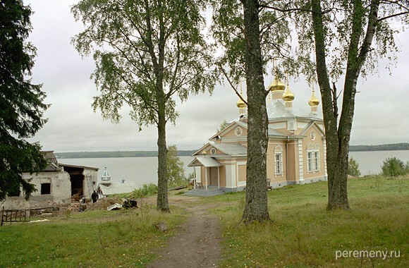 Важеозерский монастырь. Всехсвятский храм, видна часовня Никиты на берегу озера