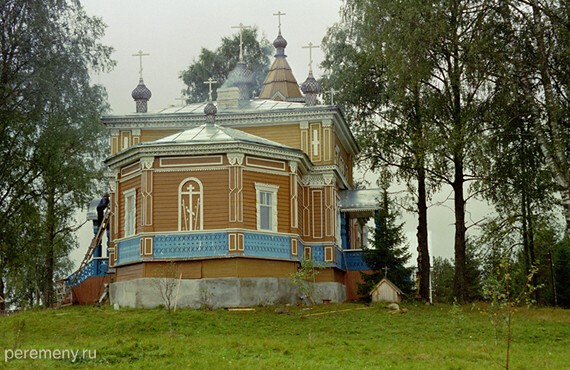 Важеозерский монастырь. Преображенский храм. Осень, холодно, топят