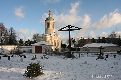 Екатерининский монастырь. Большой крест в память тех, кто убит в его стенах