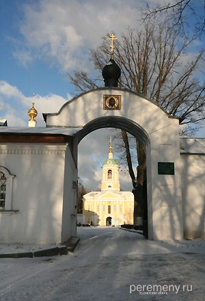 Южные ворота Екатерининской обители. А вдали видны северные ворота с надвратным храмом Дмитрия Ростовского