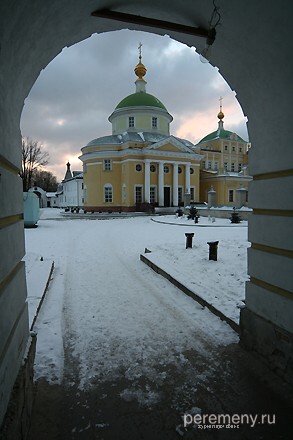 Северный вход в монастырь. Екатерининский собор