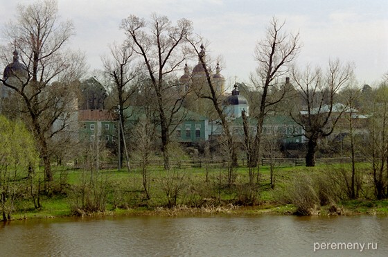Успенский Вышенский монастырь из-за реки Выши