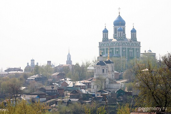 Елец. Вид на город с горы Аргамач. Тамерлан, конечно, видел на этом месте другое, церкви на снимке поздние. Большая зеленая – Вознесенский собор, ближе к нам – Введенская церковь