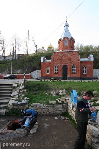 Задонск. Источник около монастыря Рождества Богородицы. На заднем плане церковь иконы Богородицы Живоносный источник. В советское время эта церковь была разрушена, источник замурован. Теперь источник расчищен, а церковь восстановлена по картинке в 1999 году. На заднем плане виднеется монастырский Владимирский собор