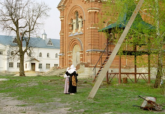 Богородице-Тихонов Тюнинский монастырь. Это практически в черте Задонска. Тюнинским он называется по фамилии помещика Тюнина, когда-то владевшего этой землей. Собственно, место вокруг монастыря называется Тюнино. Монашки такие нарядные по случаю праздника. Вообще таких милых и приветливых монашек редко можно встретить. Не знаю, то ли место притягивает таких замечательных женщин, то ли – место такими делает