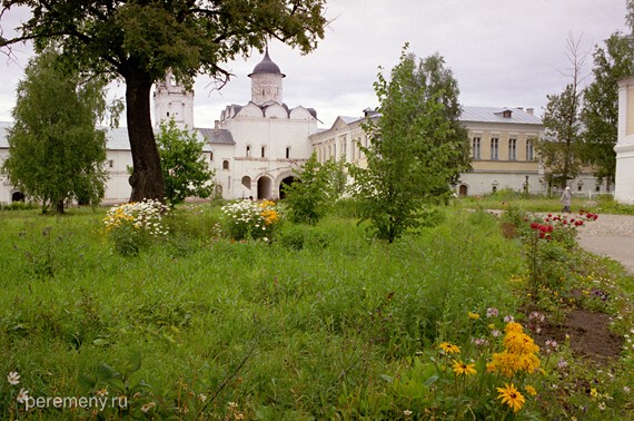 А это другой монастырь, основанный Дмирием Прилуцким, когда он покинул Переславль по совету Сергия Радонежского. Спасо-Прилуцкий под Вологдой. Двор этого монастыря, видна надвратная церковь с колокольней
