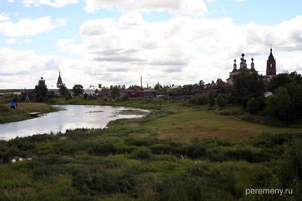 Солигалич, река Кострома. Слева вдали Воскресенский монастырь. Справа Рождественский собор. Когда-то в Солигаличе добывали соль, теперь - солью лечат. Добраться до этого города вдоль Толшмы оказалось невозможно. Я добрался туда со стороны Галича и Чухломы