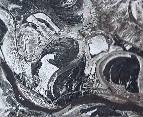 Недума-река из космоса. Ее исток помечен красной точкой, из-под которой на этом зимнем снимке чуть проглядывает маленькое целебное озерко. От него Недума-река течет сперва к юго-западу, пересекая изгиб старого болотистого русла Лузы, а потом идет вдоль него тонкой черной линией по внутренней кромке к Лузе. Желтой точкой помечена горка, на которой стоит Введеская церковь. Многочисленные извивы - старые русла Лузы. Судя по снимку озеро Устолье - старица Лузы
