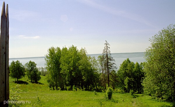 Вид на Чухломское озеро от задней калитки Авраамиева монастыря и тропинка в Авраамиеву источнику