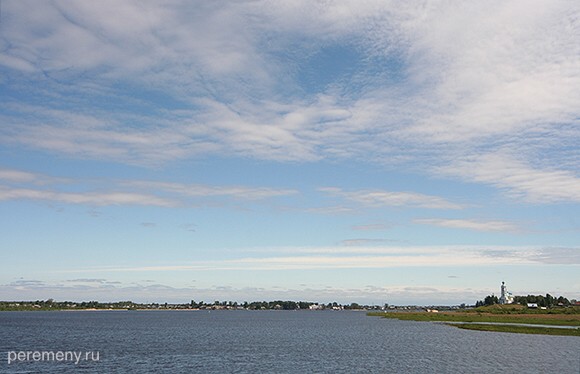 Вид на главный рукав устья Кубены со стороны Кубенского озера. Справа видна Лысая гора и колокольня Афанасьевской церкви