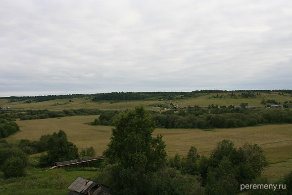 Простор, открывающийся от Верюжского места силы. В левой нижней части фотографии - мостик через Верюгу
