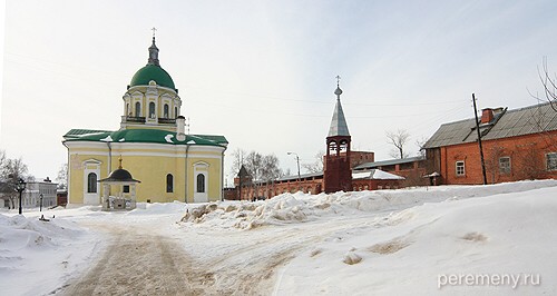 Церковь Усекновения Главы Иоанна Предтечи. Перед ней могила семьи князя Федора