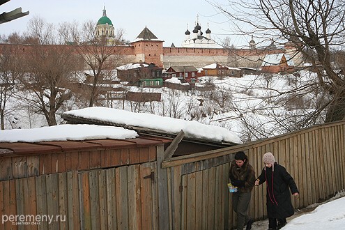 Кремль сложен из кирпича и на две трети высоты облицован снизу панцирем из белого камня. Белый камень прочней, чем кирпич, но не выдерживает огненного штурма - трескается и разрушается. Сочетание двух материалов оптимально
