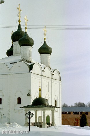 Никольская церковь в Зарайском кремле. Перед ней могила святых Федора, Евпраксии и Иоанна