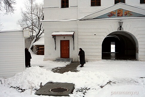 У входа в Махрищский монастырь