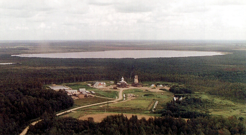 Крыпецкий монастырь стоит на песчанной возвышенности среди болот. Прямо за ним озеро Большое. Левее - озеро Святое