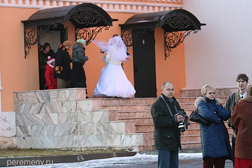 Жители Нового Быта избрали Давидову пустынь в качестве места, куда молодожены должны заехать в день свадьбы. В данном случае невеста захотела пописать и жених трогательно ведет ее в монастырский женский туалет. Помочь.