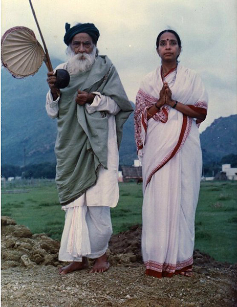 Йоги Рамсураткумар и Ма Деваки, на фоне горы Аруначалы, Тируваннамалай