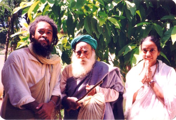Муджи, Йоги Рамсураткумар и Матаджи Деваки, февраль 1994 года
