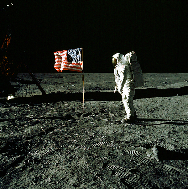 Астронавт с Apollo 11 Эдвин Олдрин и американский флаг на Луне. В подписи к фото на сайте NASA (откуда взято изображение) поясняется причина, почему флаг как будто бы развивается по ветру (хотя ветра на Луне нет). Пояснение такое: палка, к которой прикреплен флаг, немного криво вставлена в почву 