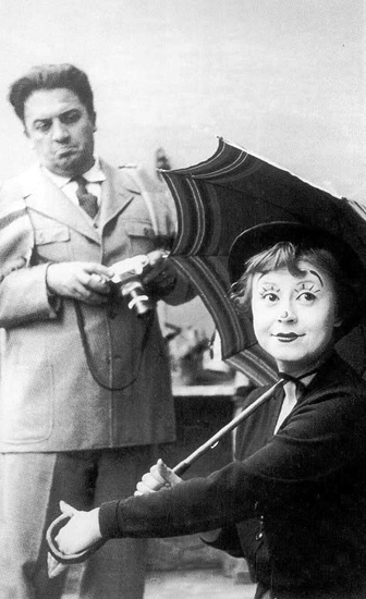 Феллини и его жена Джульетта Мазина, сыгравшая в фильме "Дорога" Джельсомину. Во время съемок фильма "Дорога", первого фильма, сделавшего Феллини знаменитым. 1954 год