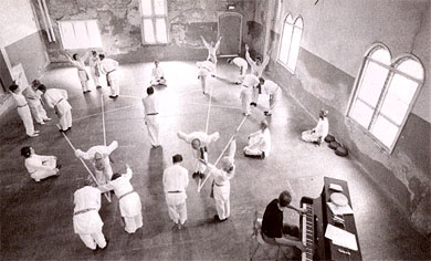 Гурджиевские танцы в зале, на полу которого начерчен введенный Гурджиевым символ - энеаграмма