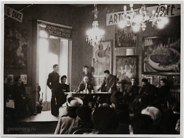 Маринетти в фашистской униформе на вечере футуристов в 1941 году
