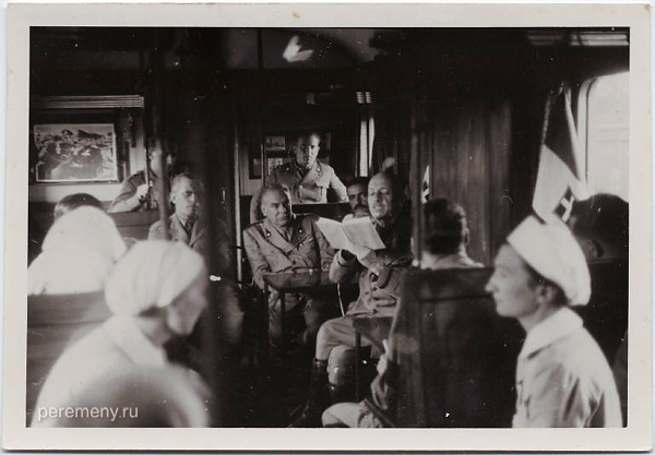 Маринетти, читает стихи по пути в Россию в августе 1942 года