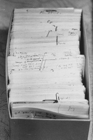 Вот так, например, выглядела рукопись самого знаменитого набоковского романа - "Лолита". Все те же карточки, сложенные в коробку из-под обуви. Фото из архива журнала LIFE, сентябрь 1958 года, фотограф Карл Майдэнс.