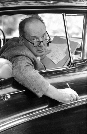 Набоков выглядывает из окна своего автомобиля. Он любил работать, сидя в машине, писать на билиотечных карточках. Фото из архива журнала LIFE. Сентябрь 1958 года, Итака, Нью-Йорк. Фотограф - Карл Майдэнс