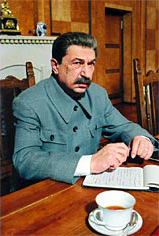 Кадр из сериала "В круге первом". Игорь Кваша в роли Иосифа Сталина. 
