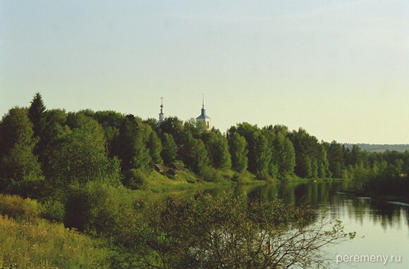 Ближайший к Леонидову месту силы на Лузе населенный пункт называется Озерская: на берегу за деревьями. На горке над озером видна Введенская церковь